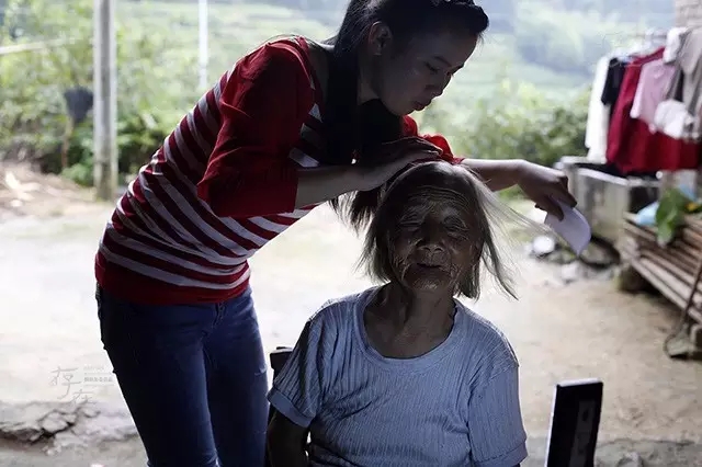 残疾夫妇19年养育弃婴 考上大学担忧双亲