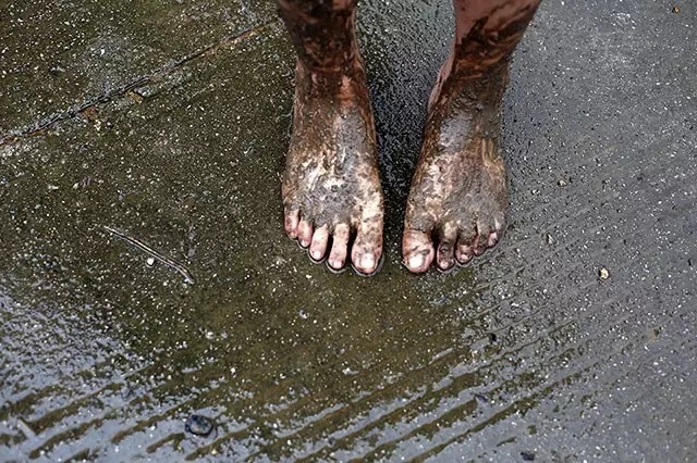 残疾夫妇19年养育弃婴 考上大学担忧双亲