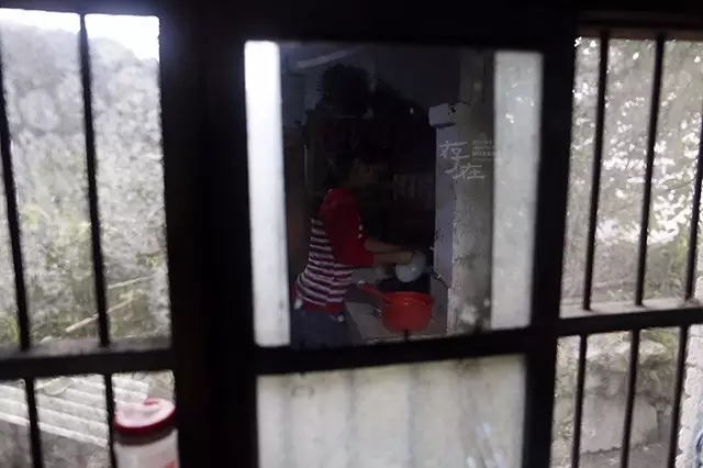 残疾夫妇19年养育弃婴 考上大学担忧双亲