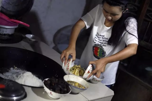 残疾夫妇19年养育弃婴 考上大学担忧双亲