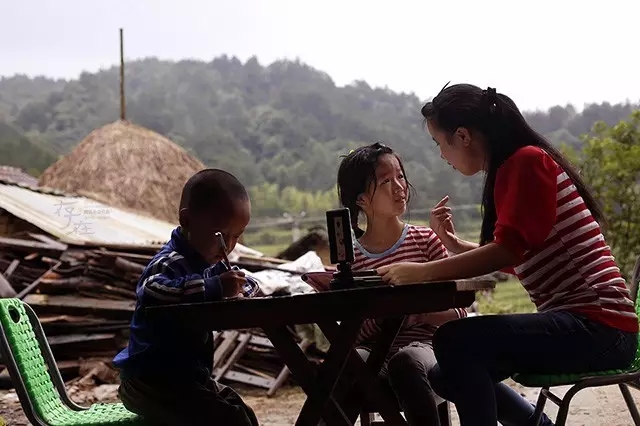 残疾夫妇19年养育弃婴 考上大学担忧双亲