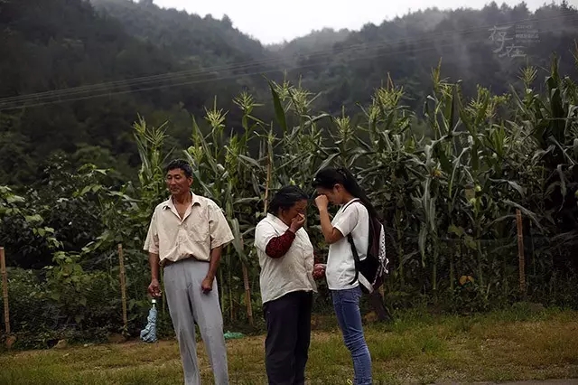 残疾夫妇19年养育弃婴 考上大学担忧双亲