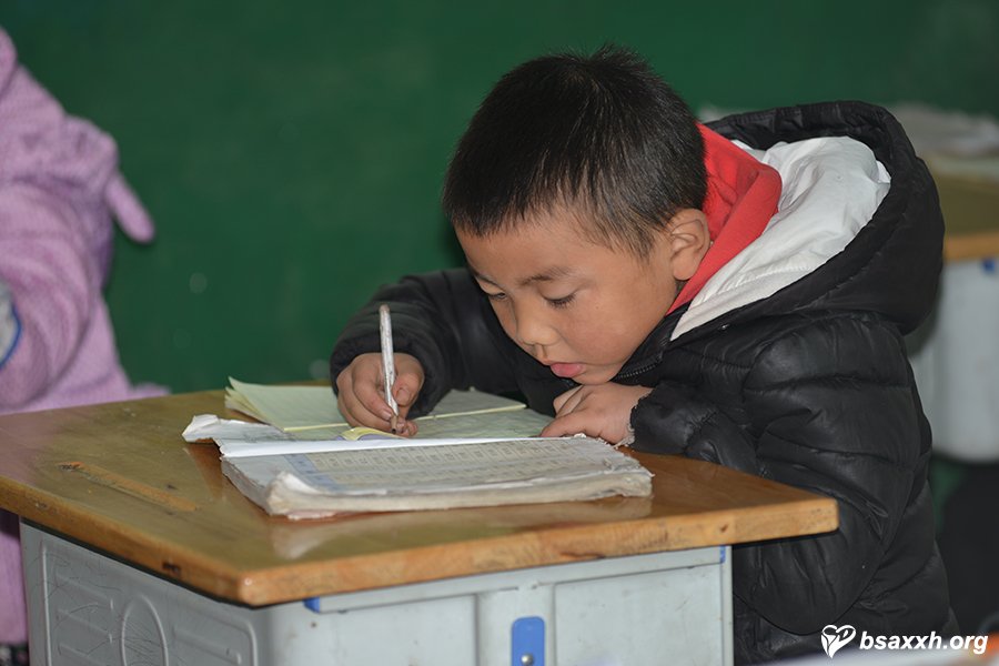 让爱成长-梁铜村小学爱心助学活动