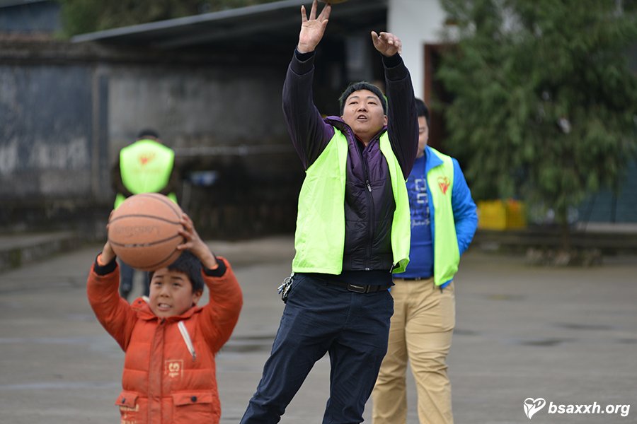 让爱成长-梁铜村小学爱心助学活动