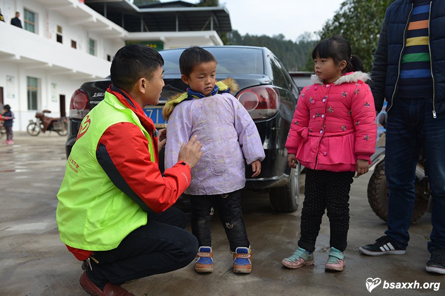 让爱成长-梁铜村小学爱心助学活动