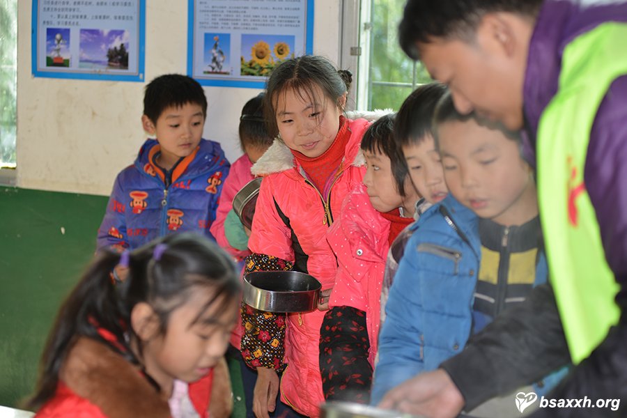 让爱成长-梁铜村小学爱心助学活动