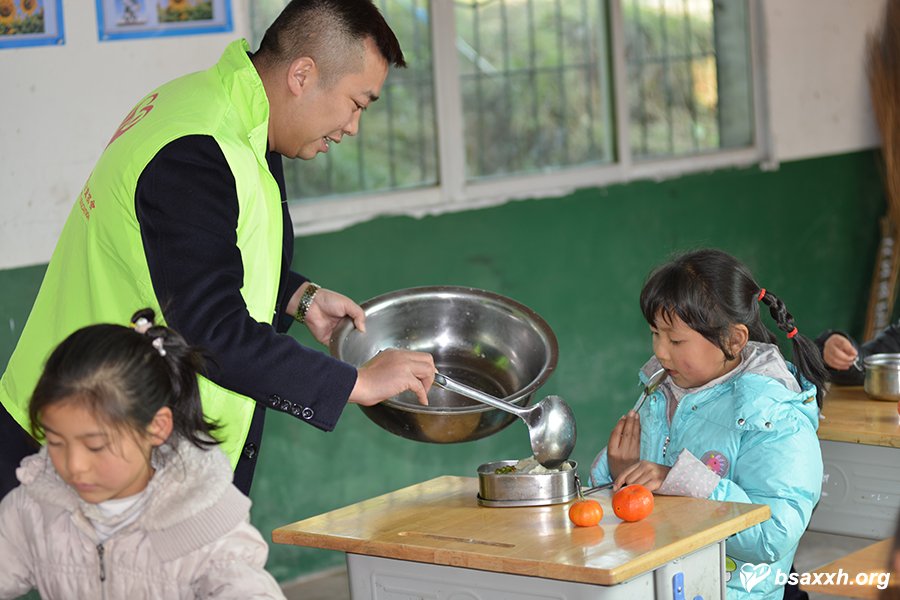 让爱成长-梁铜村小学爱心助学活动