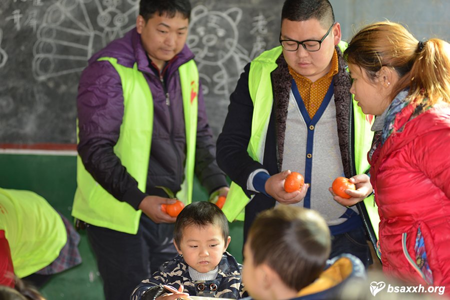 让爱成长-梁铜村小学爱心助学活动