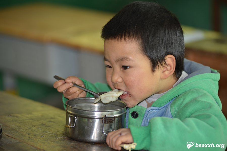 让爱成长-梁铜村小学爱心助学活动